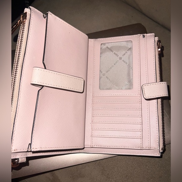 Micheal Kors Smartphone Wallet - Picture 3 of 6